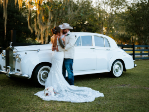Wedding couple in front of Rolls Royce Phantom classic 